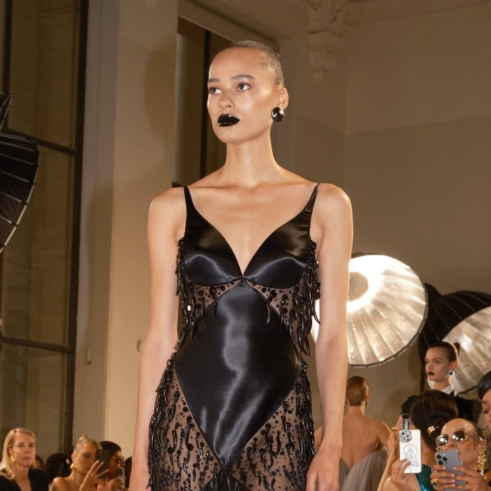 Crni karmin na pisti Schiaparelli oživljava Goth Glamour