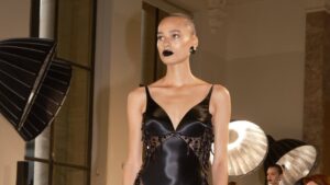 Crni karmin na pisti Schiaparelli oživljava Goth Glamour