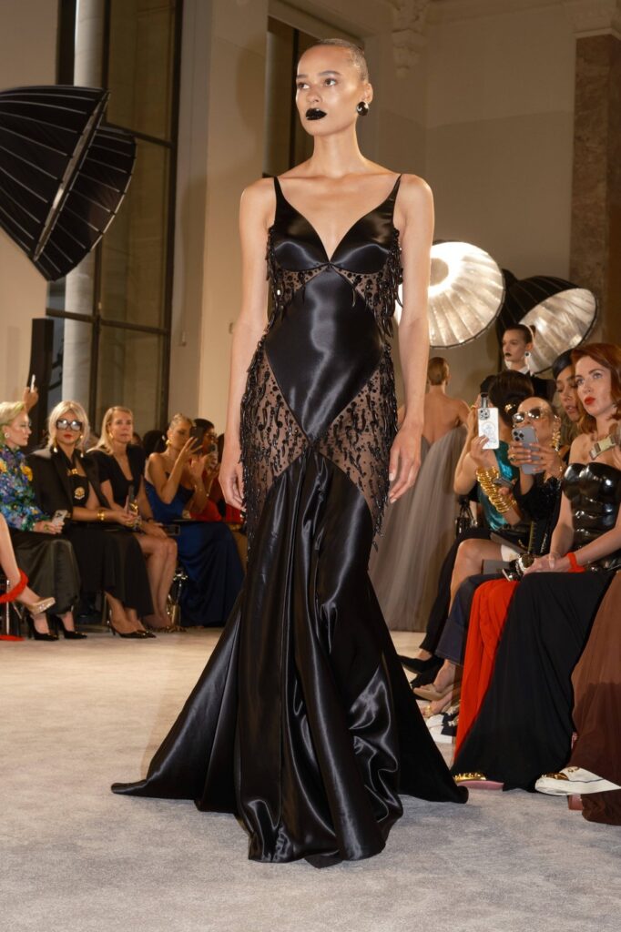 Crni karmin na pisti Schiaparelli oživljava Goth Glamour