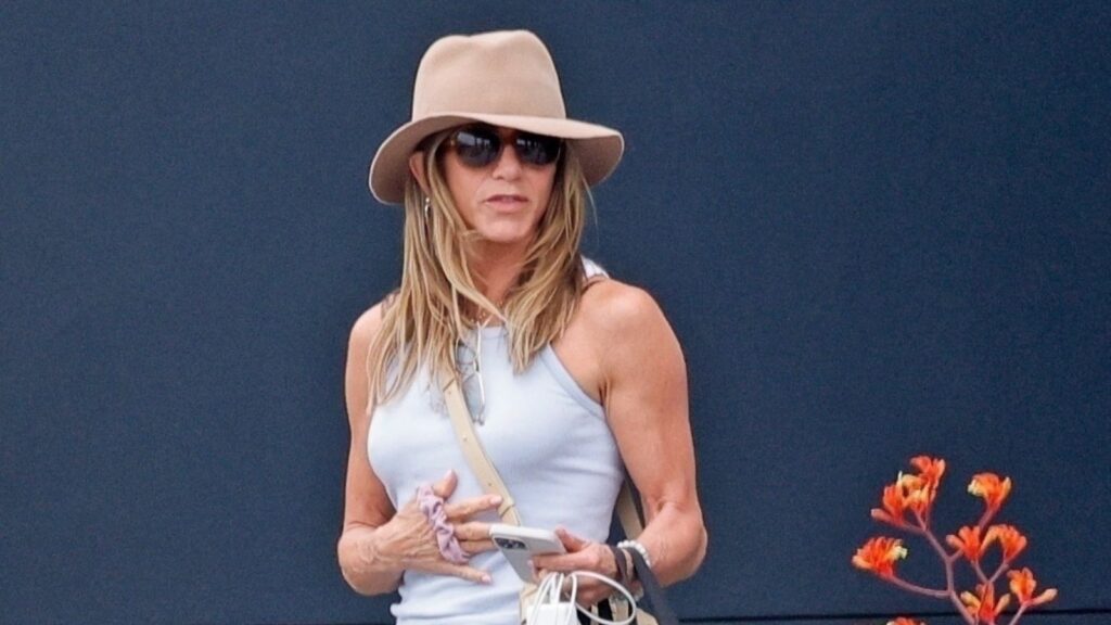 Outfit Jennifer Aniston na aerodromu inspirisan stilom Rachel Green