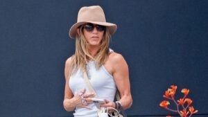 Outfit Jennifer Aniston na aerodromu inspirisan stilom Rachel Green