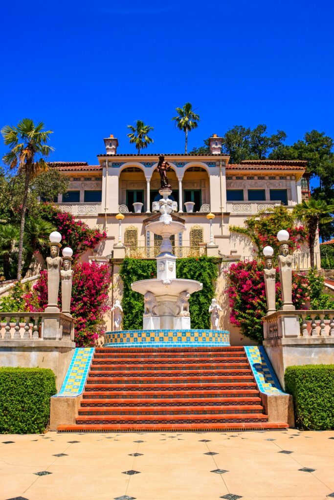 HEARST CASTLE: Raskoš koju treba doživeti
spoj umetnosti, moći i snova jednog od najuticajnijih ljudi američkog 20. veka.

