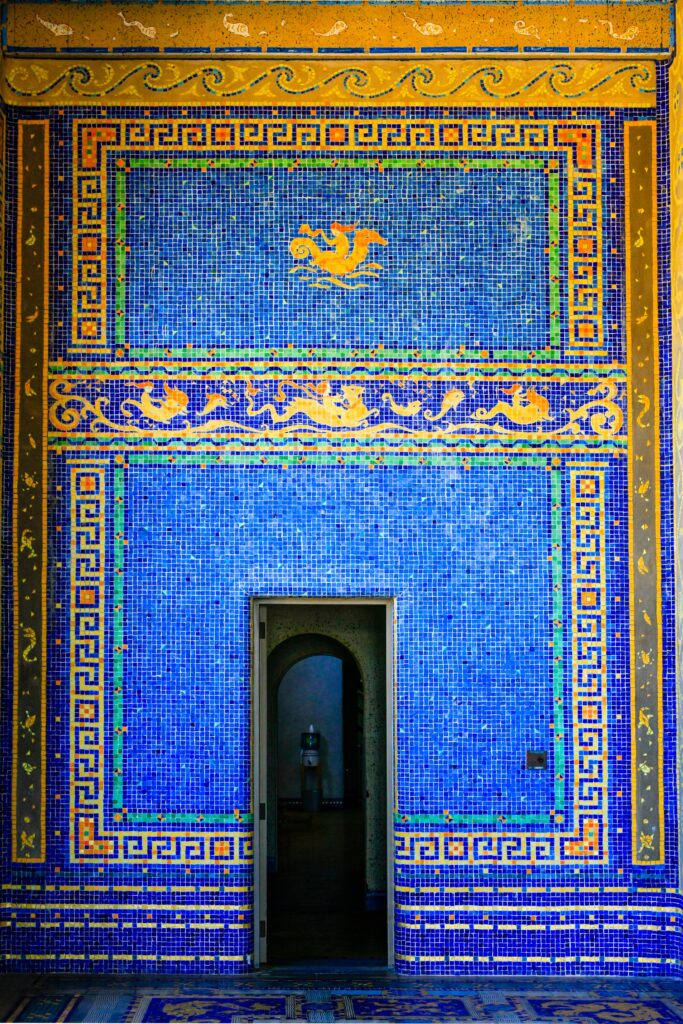 HEARST CASTLE: Raskoš koju treba doživeti
spoj umetnosti, moći i snova jednog od najuticajnijih ljudi američkog 20. veka.

