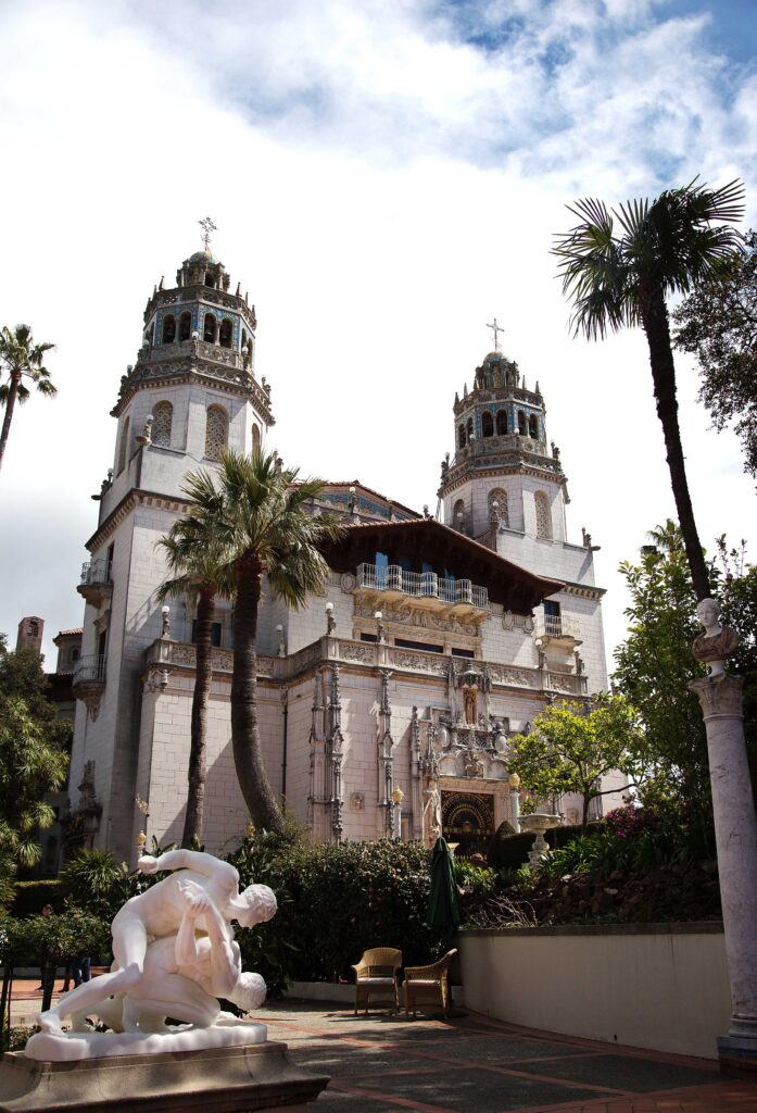HEARST CASTLE: Raskoš koju treba doživeti
spoj umetnosti, moći i snova jednog od najuticajnijih ljudi američkog 20. veka.

