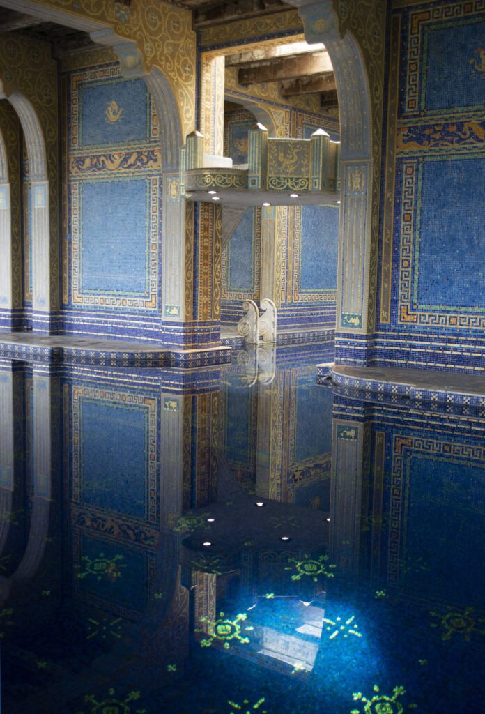 HEARST CASTLE: Raskoš koju treba doživeti
spoj umetnosti, moći i snova jednog od najuticajnijih ljudi američkog 20. veka.

