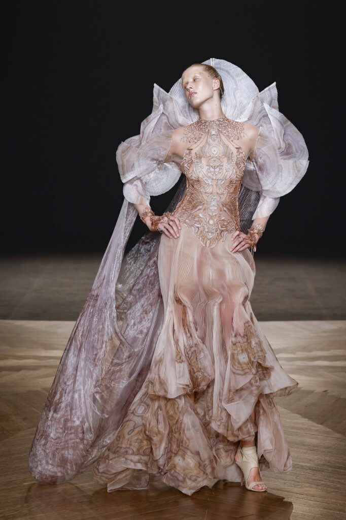 Iris Van Herpen Sympoiesis: Budućnost visoke mode
