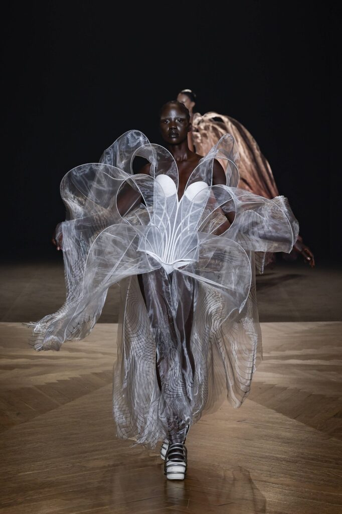 Iris Van Herpen Sympoiesis: Budućnost visoke mode
