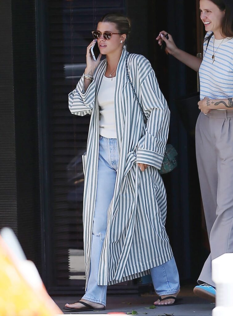 Letnji kapsula ormar za kancelariju: Stil koji diše sofia richie