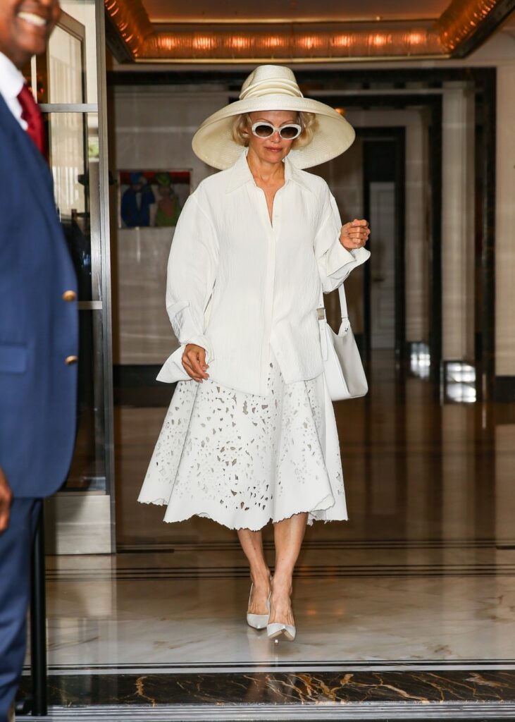 Letnji kapsula ormar za kancelariju: Stil koji diše pamela anderson