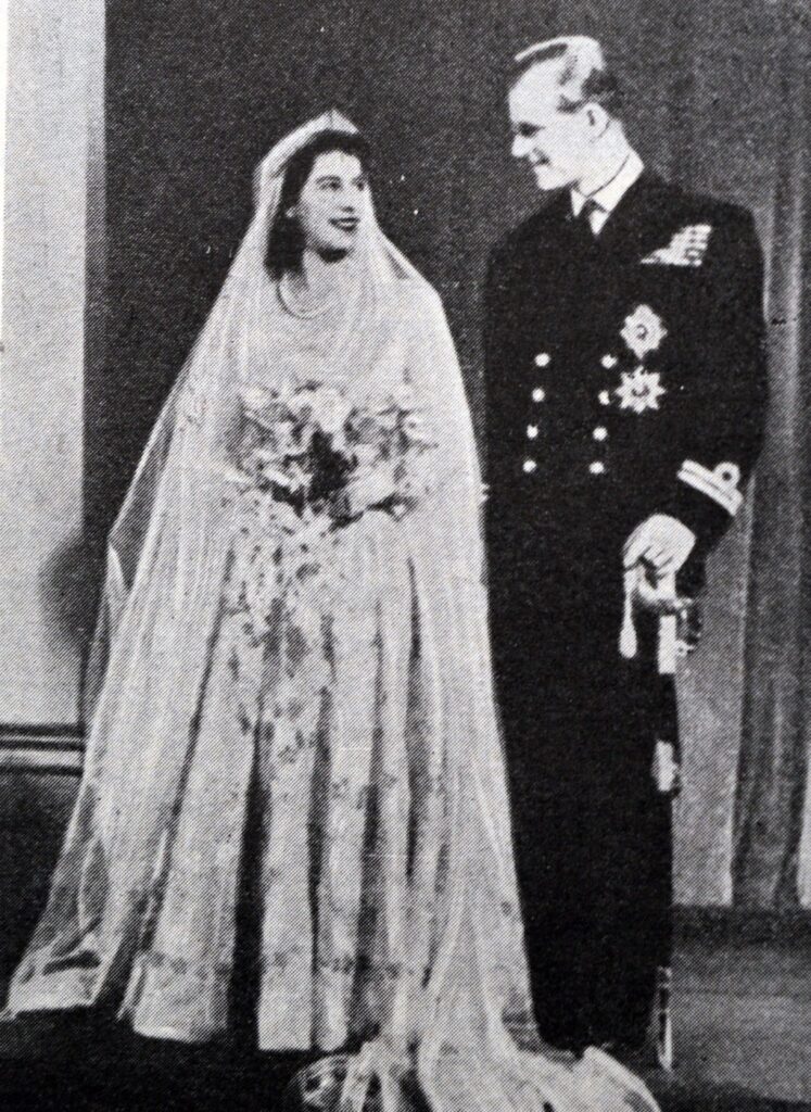 Najveća izložba garderobe kraljice Elizabeth II stiže u London