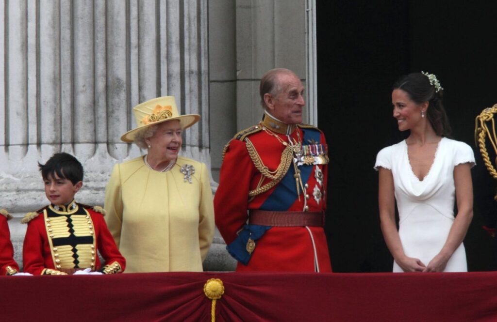 Najveća izložba garderobe kraljice Elizabeth II stiže u London