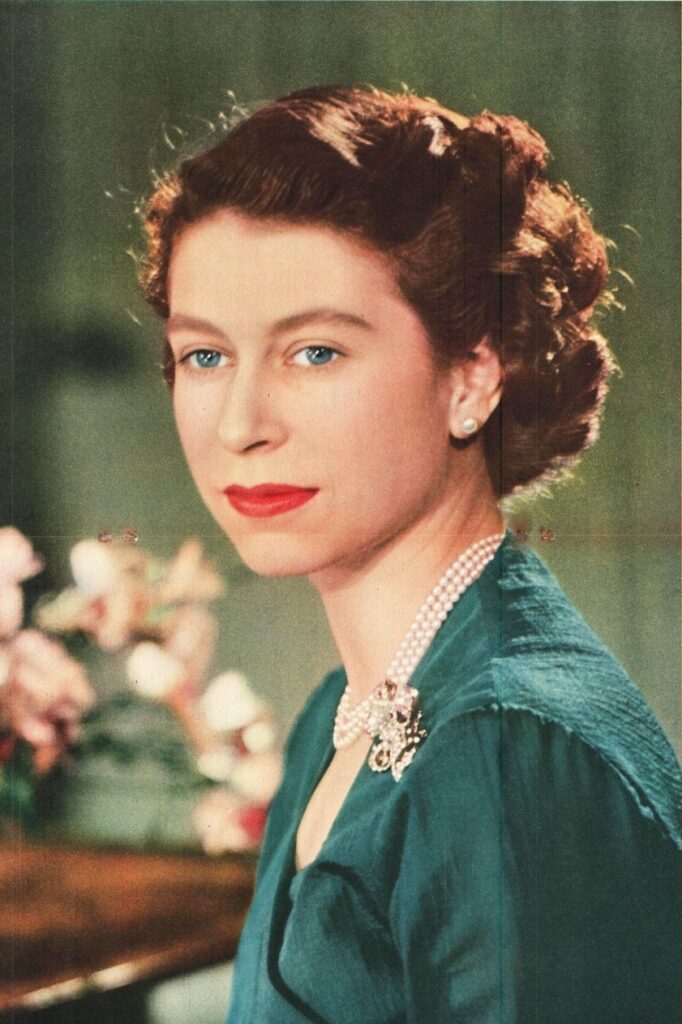 Najveća izložba garderobe kraljice Elizabeth II stiže u London