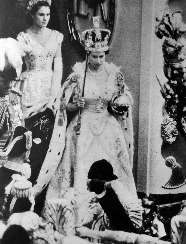 Najveća izložba garderobe kraljice Elizabeth II stiže u London