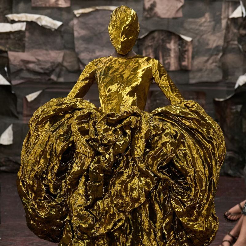 Margiela artisanal revija počela je u mraku. Mraku koji je ponudio prazno platno — ili crnu rupu — za potencijal koji je ležao pred njom.