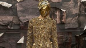 Margiela artisanal revija počela je u mraku. Mraku koji je ponudio prazno platno — ili crnu rupu — za potencijal koji je ležao pred njom.