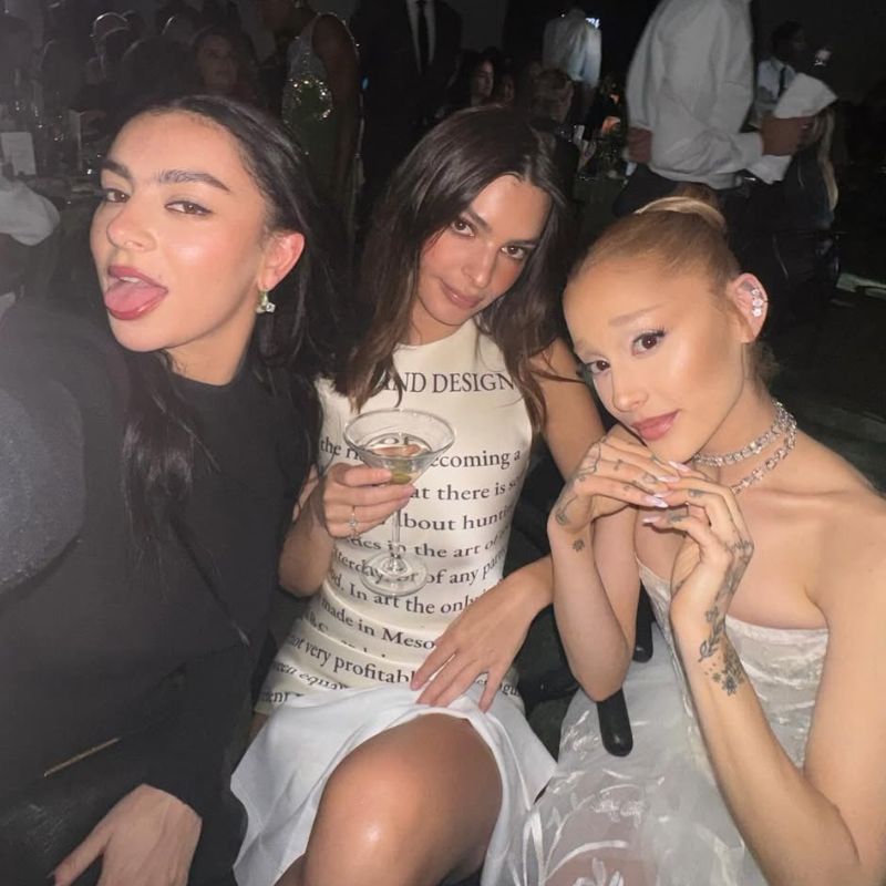 Svaki put kada je Emily Ratajkowski pokazala da je na strani devojaka