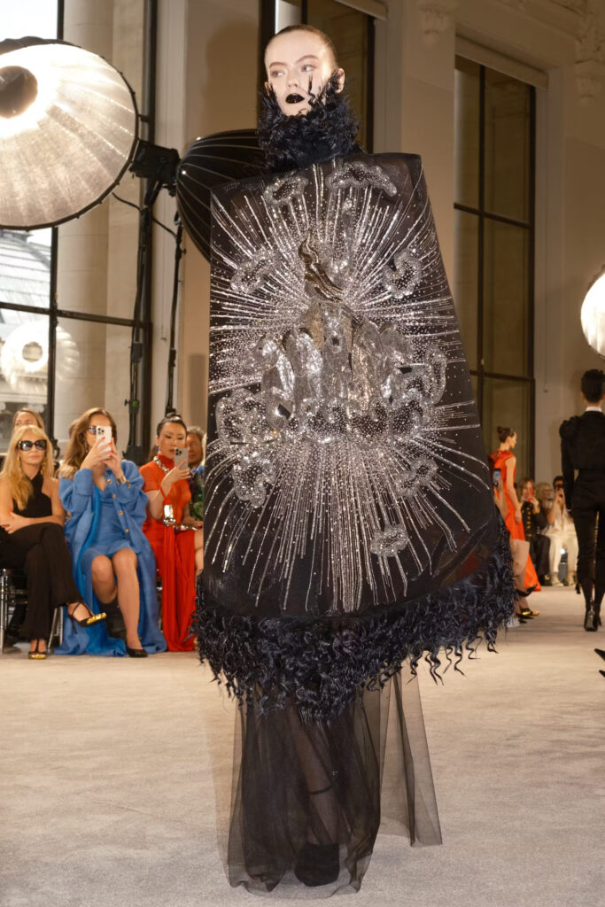 Schiaparelli Couture: Manifest mode između prošlosti i budućnosti