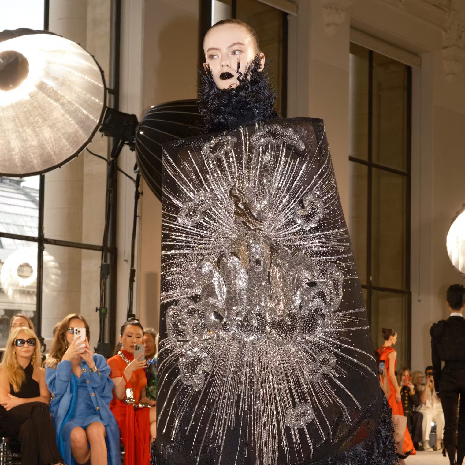 Schiaparelli Haute Couture Manifest mode između prošlosti i budućnosti (1)