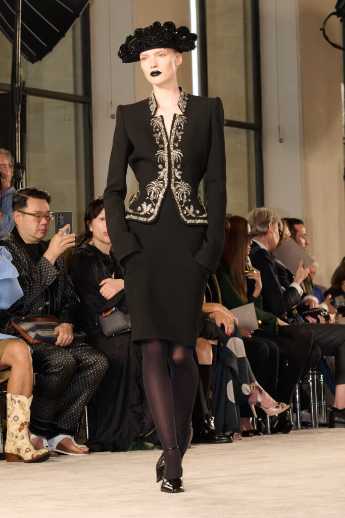 Schiaparelli Couture: Manifest mode između prošlosti i budućnosti