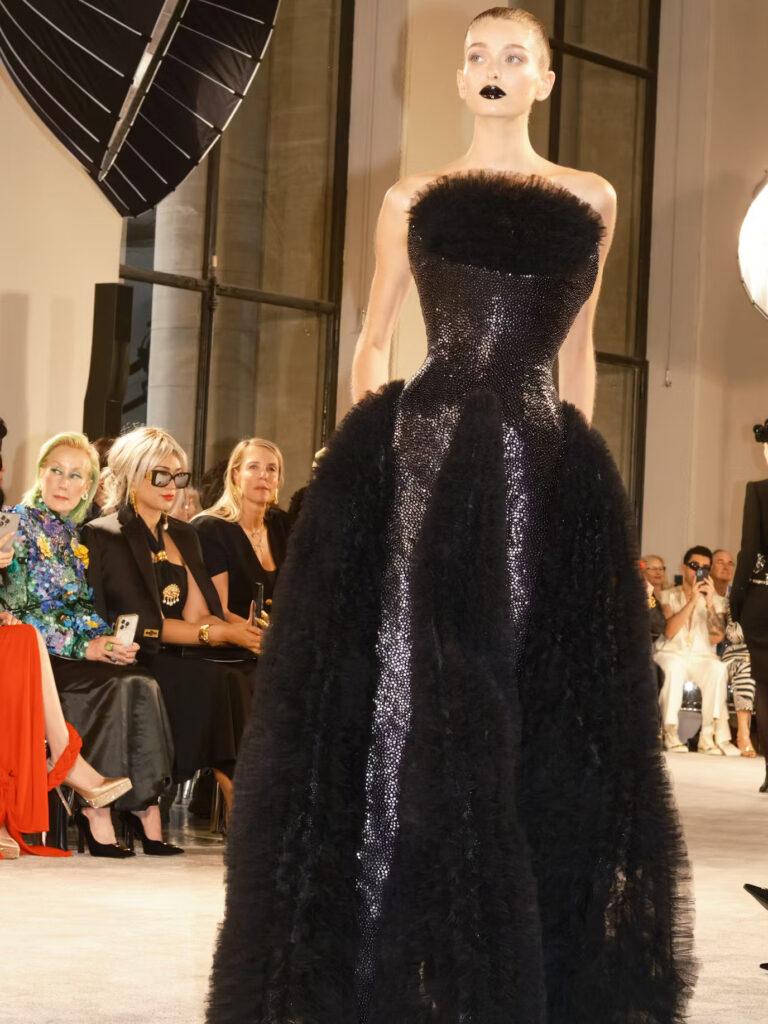 Schiaparelli Couture: Manifest mode između prošlosti i budućnosti