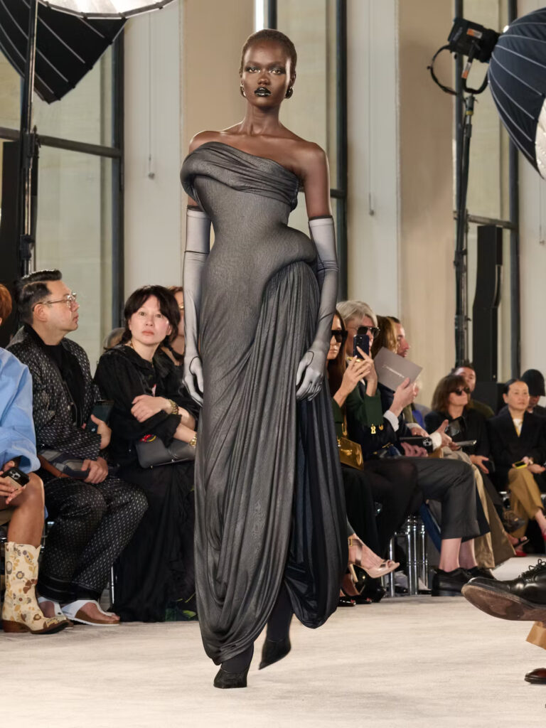 Schiaparelli Couture: Manifest mode između prošlosti i budućnosti