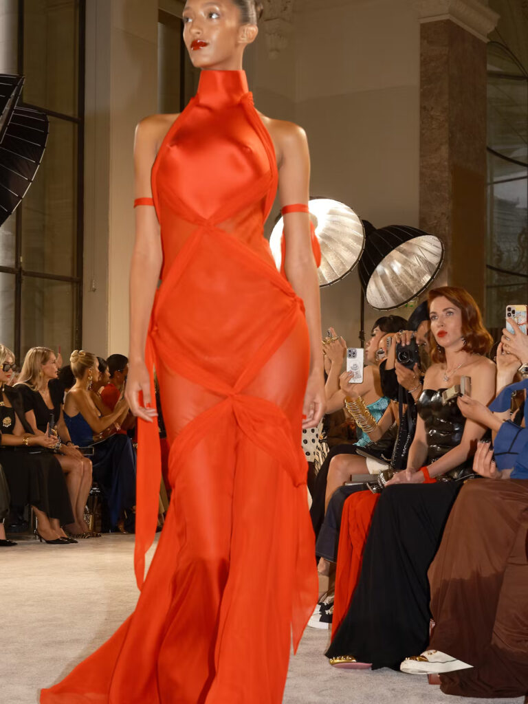 Schiaparelli Couture: Manifest mode između prošlosti i budućnosti