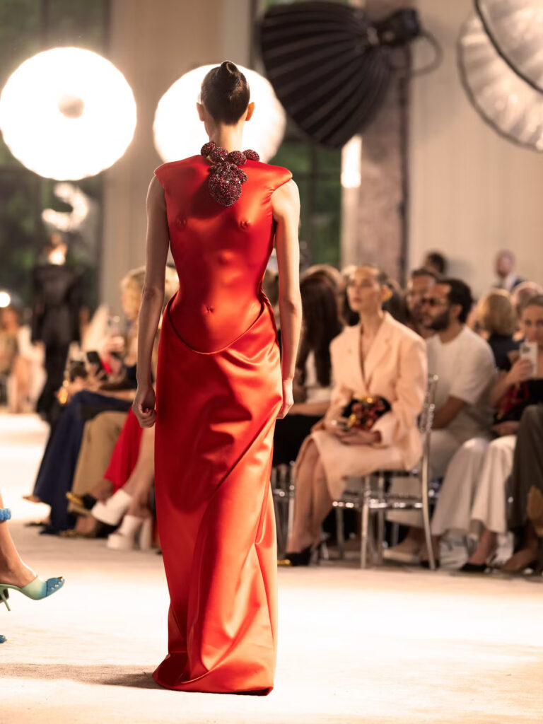Schiaparelli Couture: Manifest mode između prošlosti i budućnosti