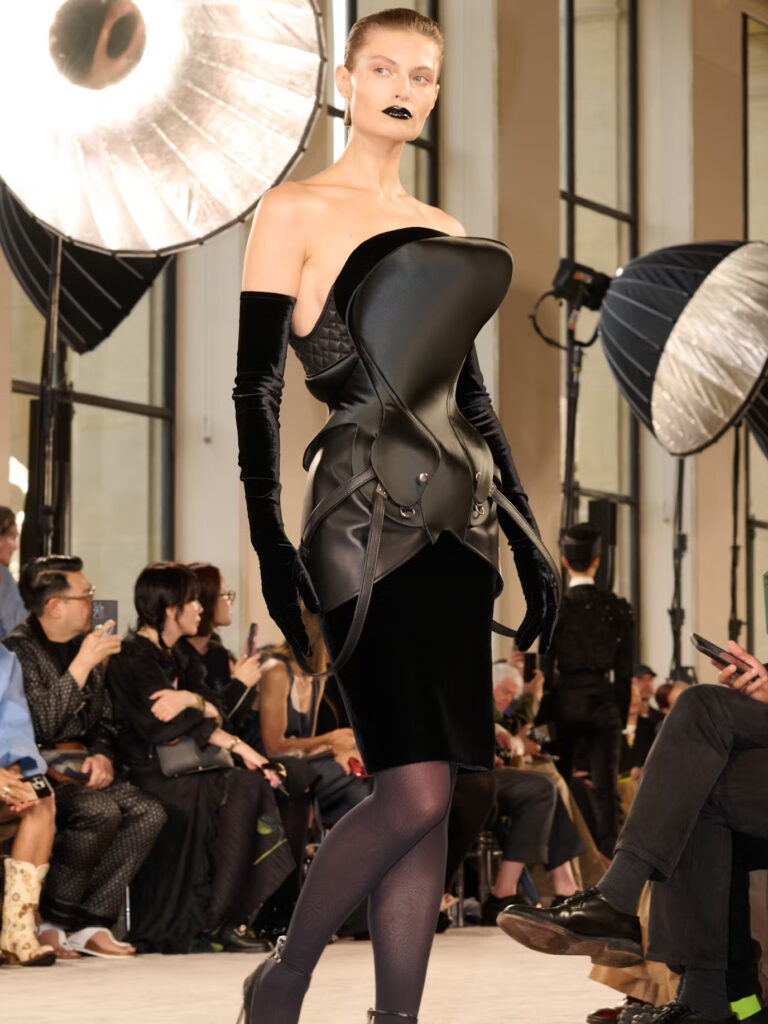 Schiaparelli Couture: Manifest mode između prošlosti i budućnosti