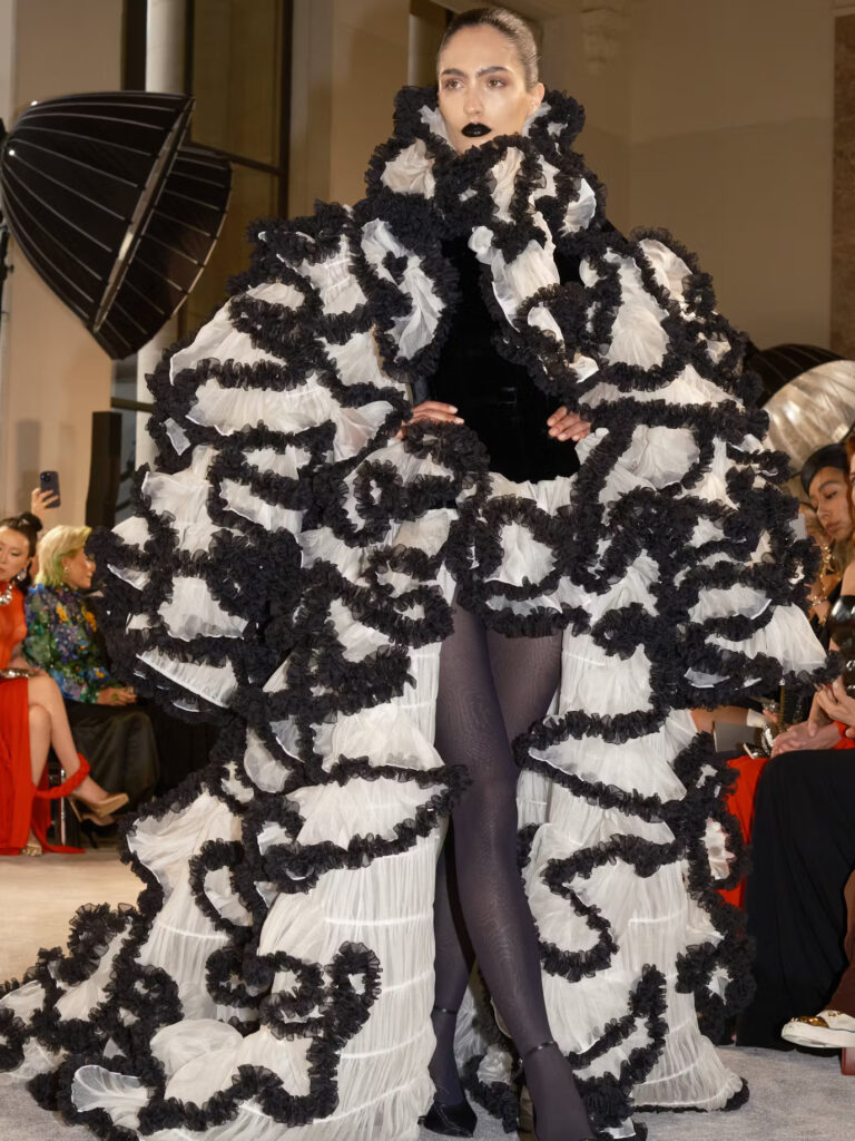 Schiaparelli Couture: Manifest mode između prošlosti i budućnosti