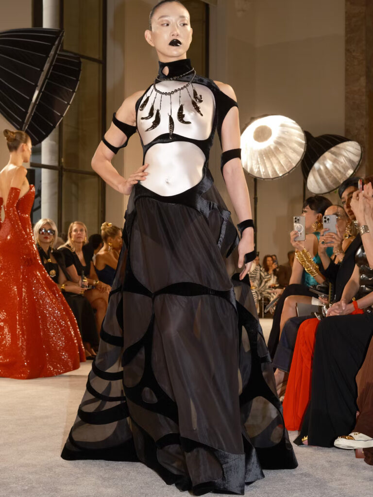 Schiaparelli Couture: Manifest mode između prošlosti i budućnosti