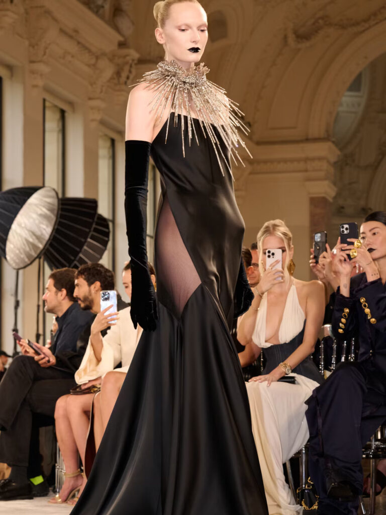 Schiaparelli Couture: Manifest mode između prošlosti i budućnosti