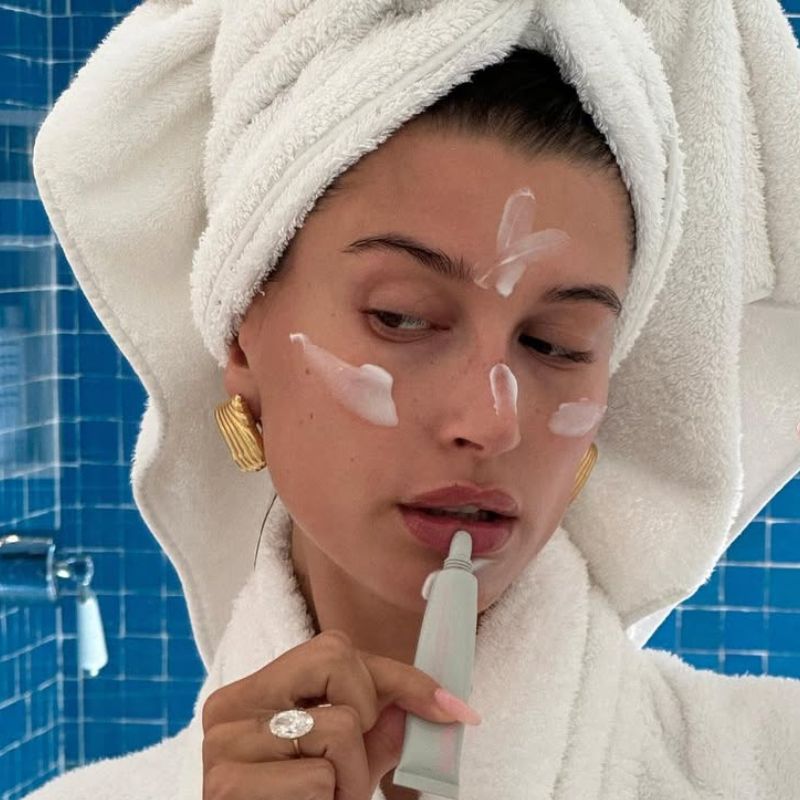 Hailey Bieber preskače jutarnje umivanje – da li bi trebalo i mi?