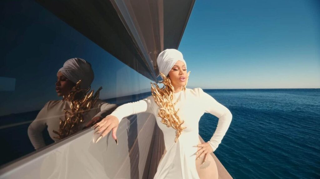 Cardi B Modna fantazija u spotu za “Imaginary Playerz”