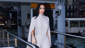 Obično, kada ponudite Kim Kardashian odevnu kombinaciju koja prekriva lice – ona je odmah za.