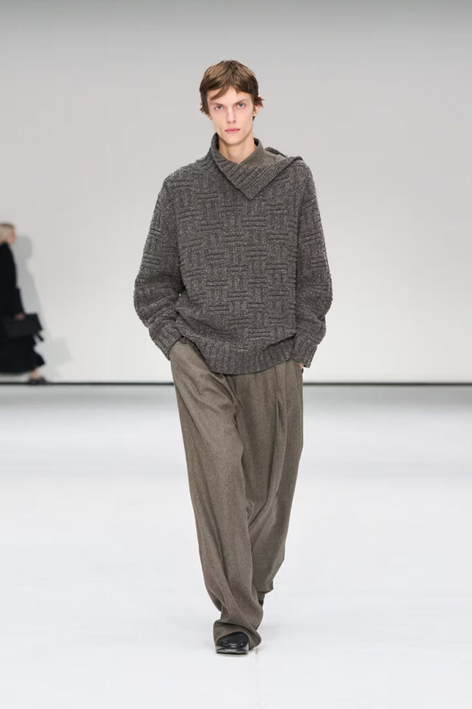 COS prikazuje eterealni jesenji minimalizam na NYFW