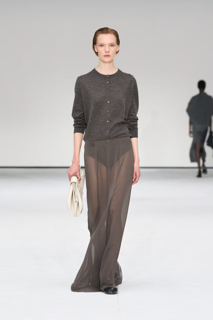 COS prikazuje eterealni jesenji minimalizam na NYFW