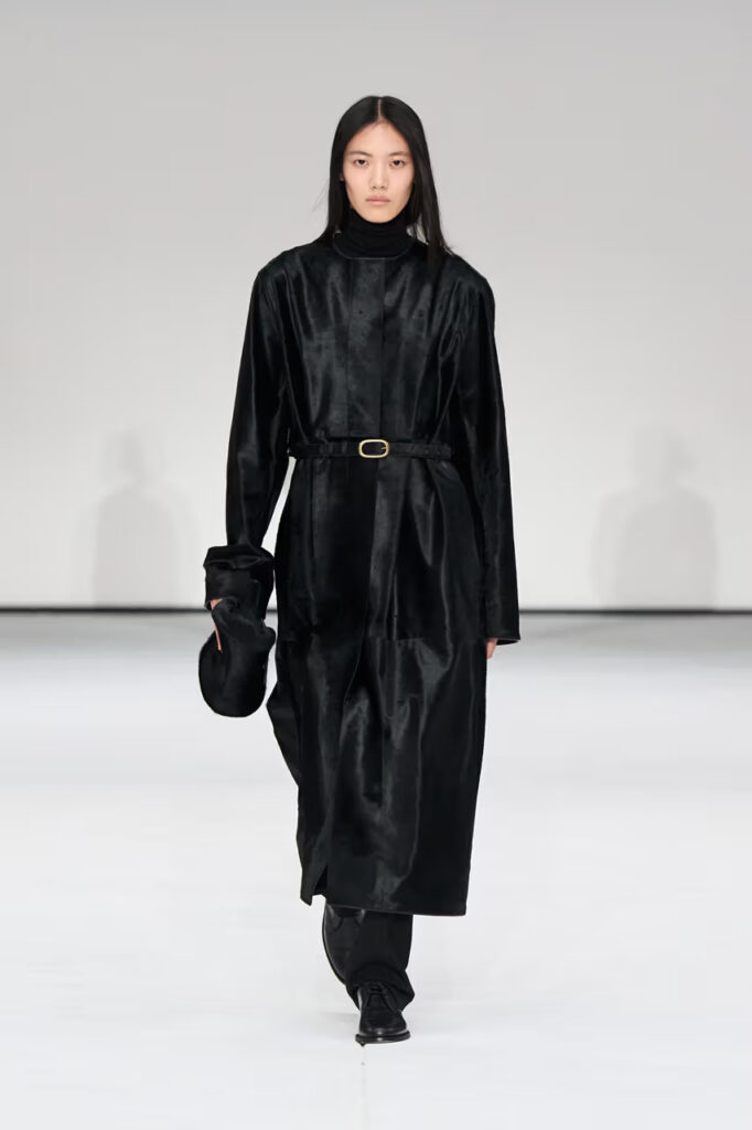 COS prikazuje eterealni jesenji minimalizam na NYFW