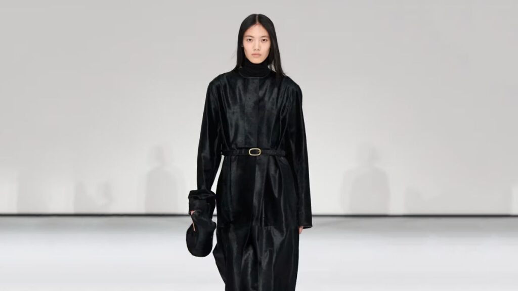 COS je svoju FW25 kolekciju predstavio na NYFW-u, u Greenpoint Terminal Warehouse u Bruklinu.