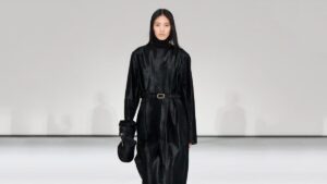 COS je svoju FW25 kolekciju predstavio na NYFW-u, u Greenpoint Terminal Warehouse u Bruklinu.