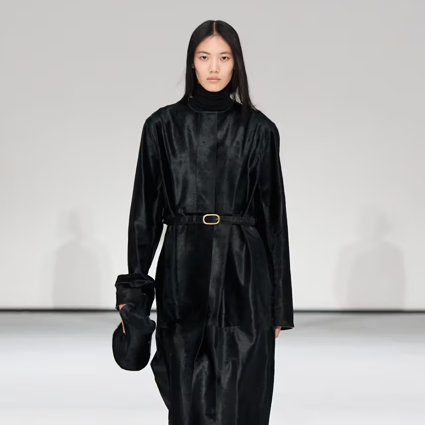 COS je svoju FW25 kolekciju predstavio na NYFW-u, u Greenpoint Terminal Warehouse u Bruklinu.