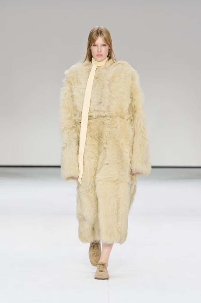 COS prikazuje eterealni jesenji minimalizam na NYFW
