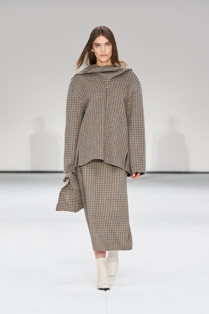 COS prikazuje eterealni jesenji minimalizam na NYFW
