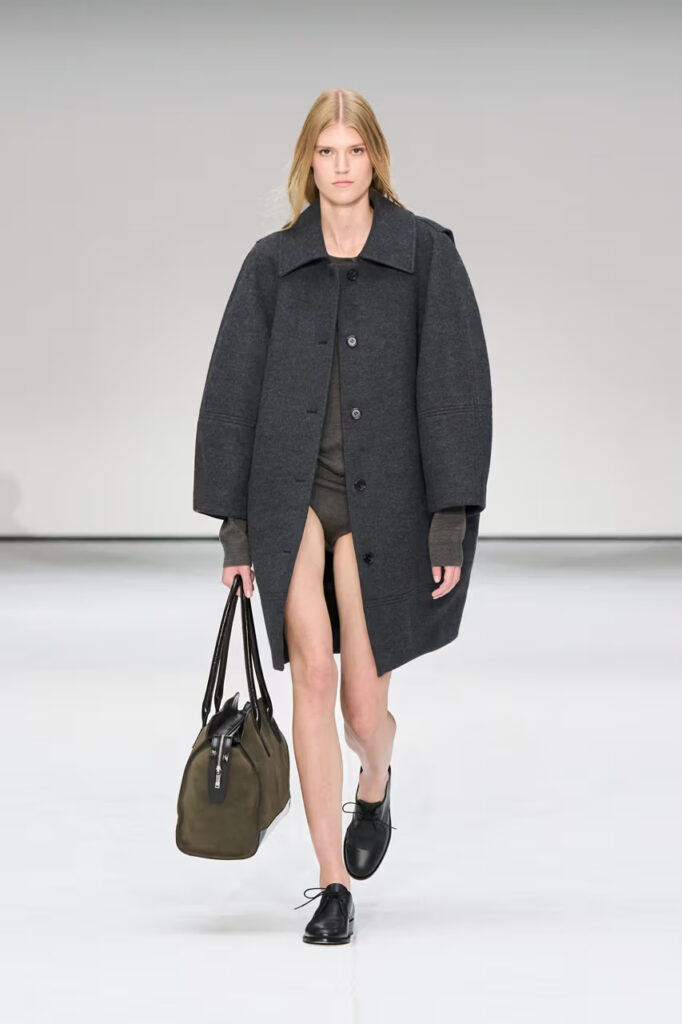 COS prikazuje eterealni jesenji minimalizam na NYFW