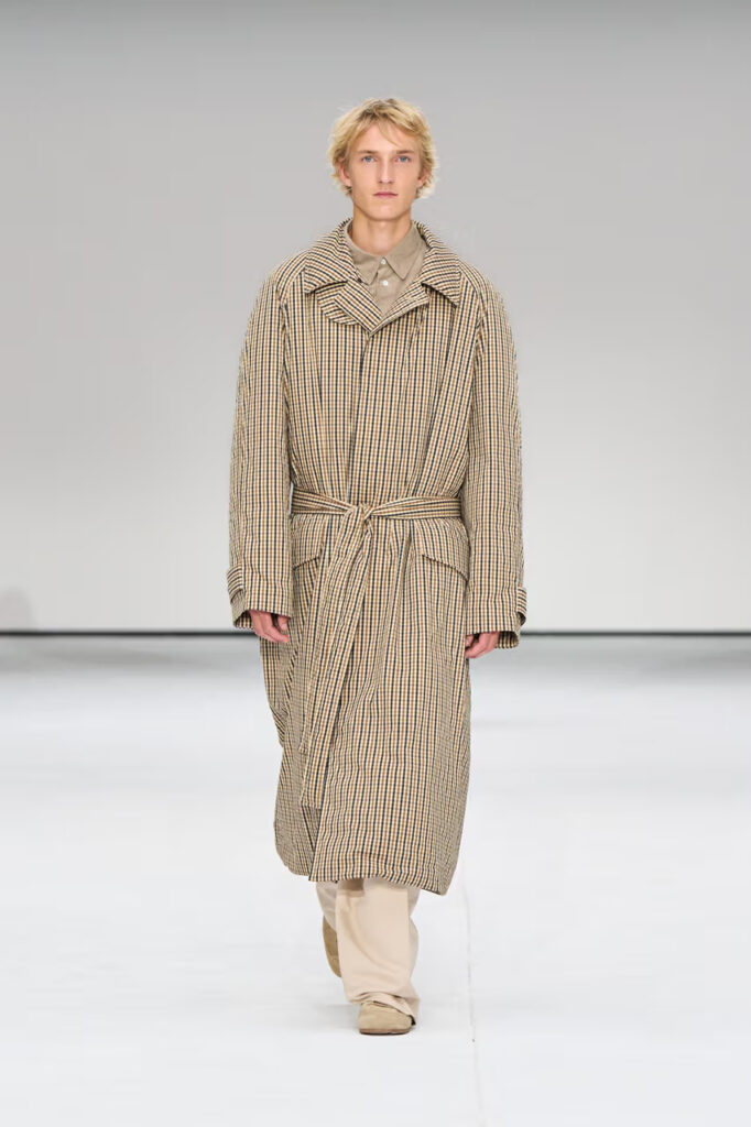 COS prikazuje eterealni jesenji minimalizam na NYFW