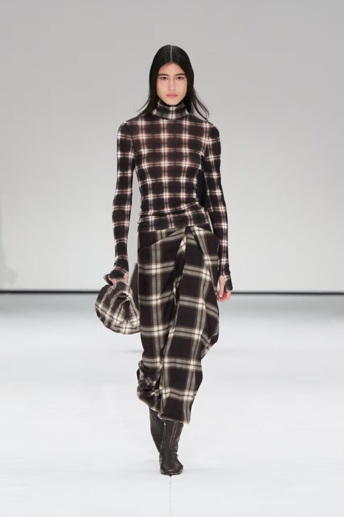 COS prikazuje eterealni jesenji minimalizam na NYFW