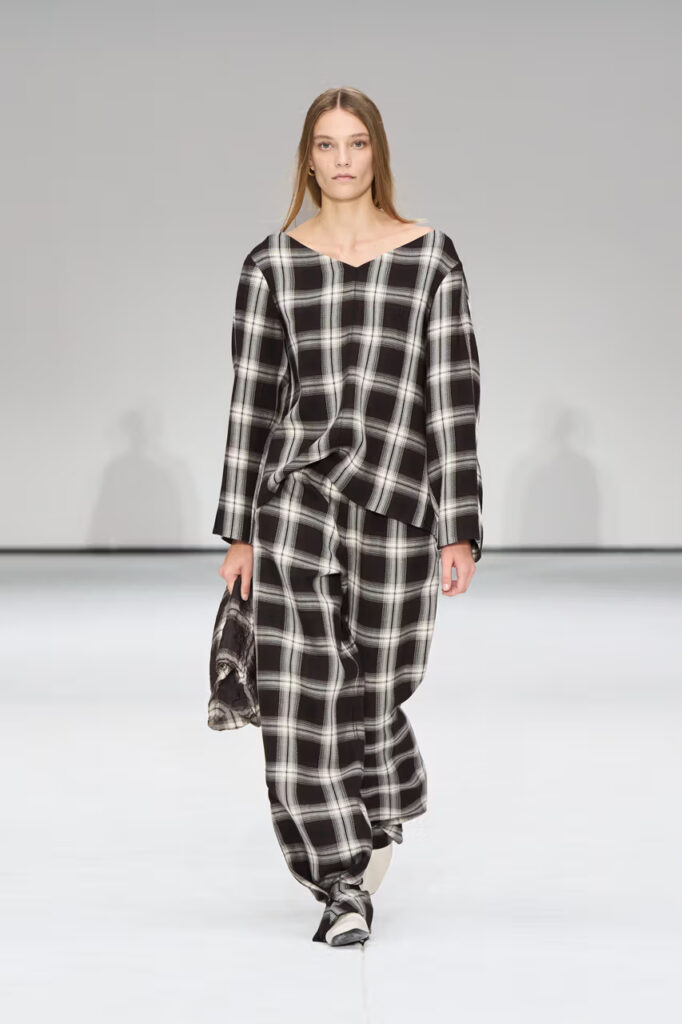 COS prikazuje eterealni jesenji minimalizam na NYFW