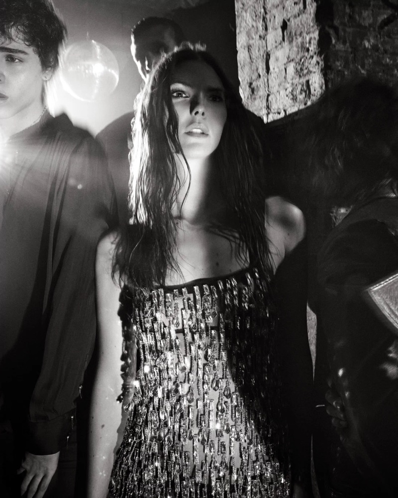 Dolce & Gabbana osvaja noćni život u kampanji za jesen 2025.
Lica kampanje su istaknuti modeli Vittoria Ceretti i Mona Tougaard, dok kreativnu direkciju potpisuje studio Baron & Baron.