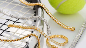 Kratka istorija tenis narukvice Bilo da su ukrašene tradicionalnim dijamantima ili jedinstvenim kamenjem, tenis narukvice i dalje nose nasleđe koje je jednako trajno kao njihov bezvremenski dizajn.
