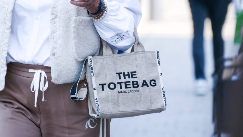 7 tote torbi na popustu koje će vam olakšati povratak u rutinu (4)