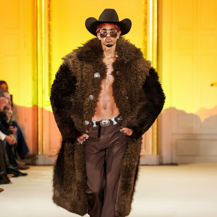 Post Malone je predstavio svoju prvu modnu kolekciju Austin Post in Paris, i to na neobičnom mestu – u nekadašnjoj pariskoj vili Karla Lagerfelda.